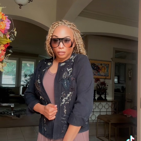 Chico's Elegant Black Jacket with Embroidery - Picture 5 of 7